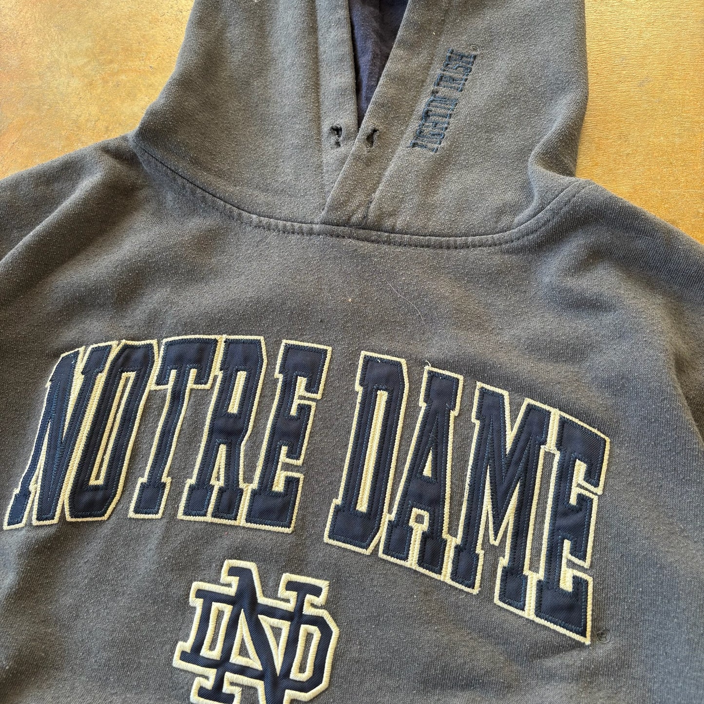 University of Notre Dame Embroidered Hoodie 90's - M