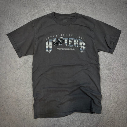 Hooters Skull Spellout Graphic T Shirt 00's - S