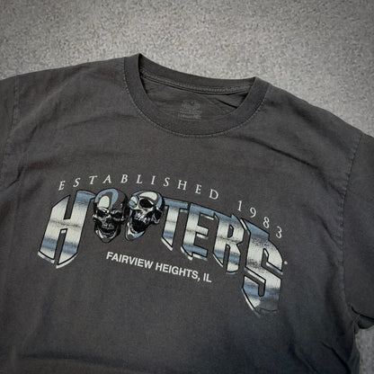 Hooters Skull Spellout Graphic T Shirt 00's - S