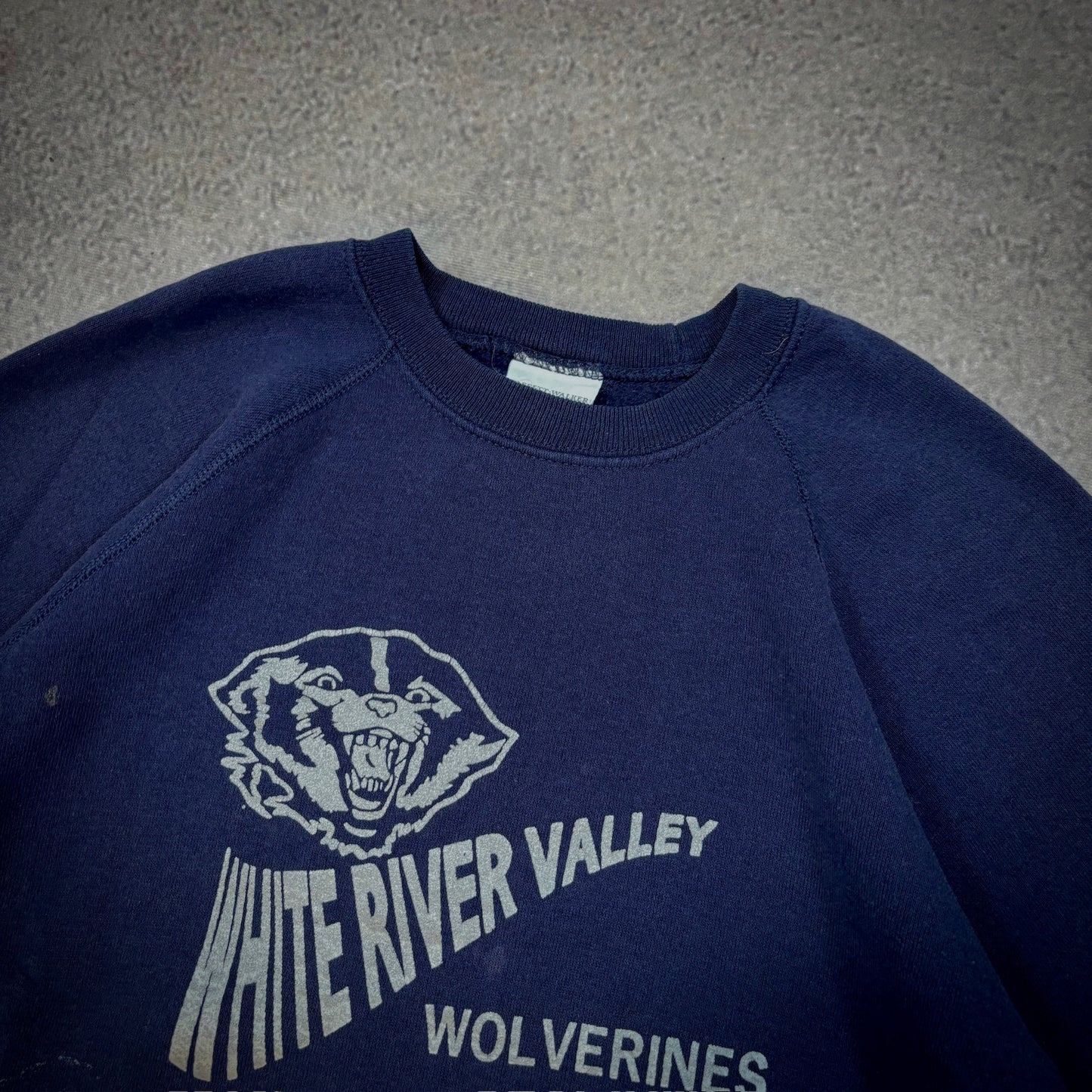 White River Valley Wolverines Boxy Raglan Sleeve Distressed Crewneck Sweatshirt 80's - M