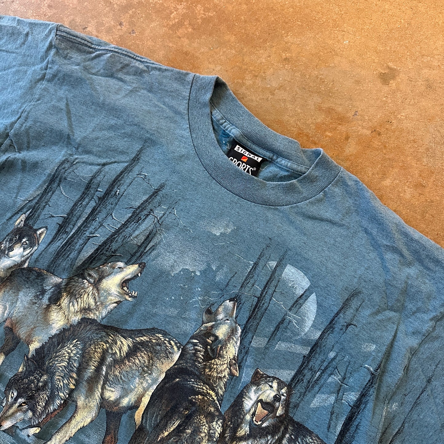 Wolf Signal Sport AOP Howling Graphic Shirt Nature 90's - M