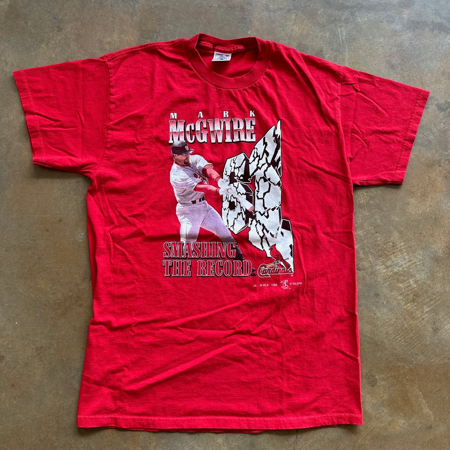 Mark McGwire Smashing Home Run Record Graphic Shirt 90's - M