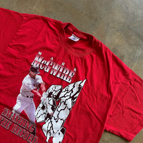 Mark McGwire Smashing Home Run Record Graphic Shirt 90's - M hover