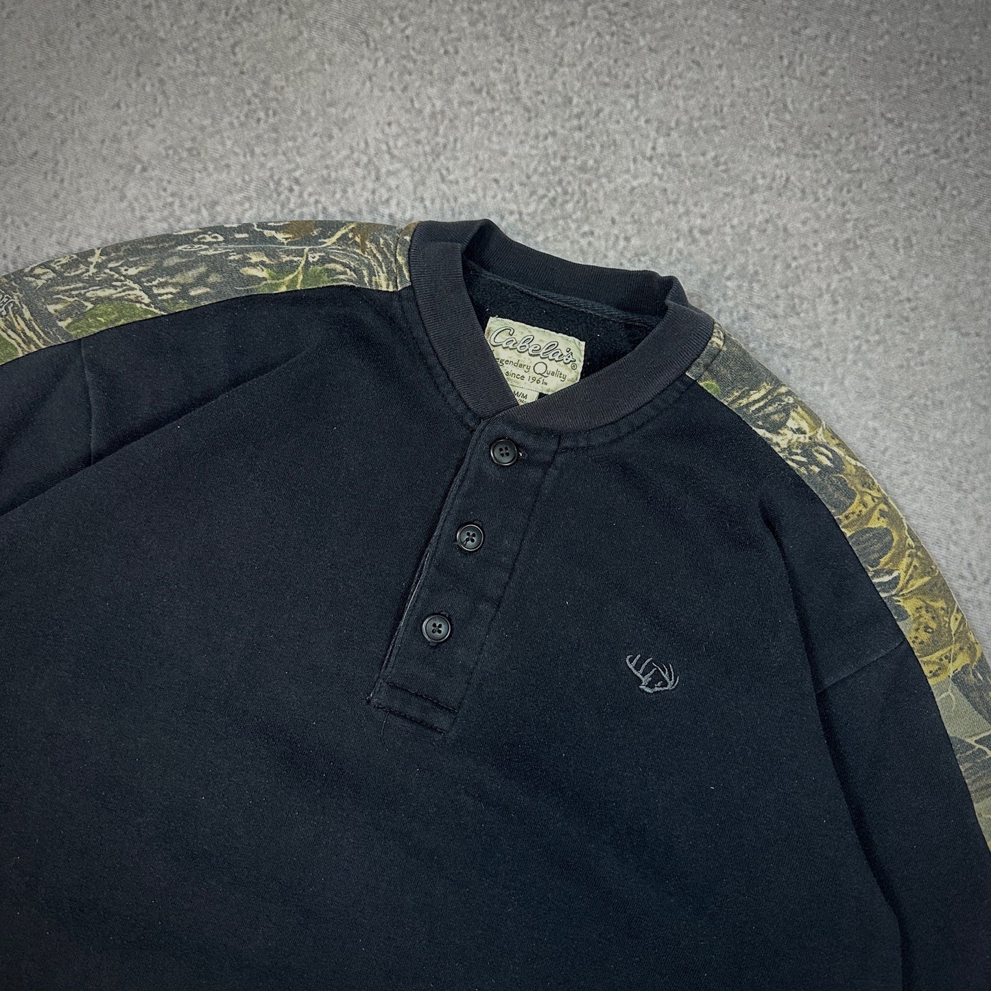 Cabelas Black Camoflauge Sleeve Henley Sweatshirt 00's - M